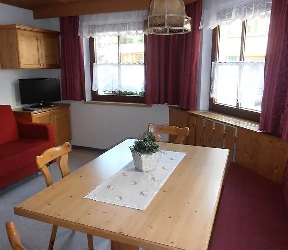 Haus Dorfplatz- Silvretta Card Premium Inklusive בית הארחה 3*